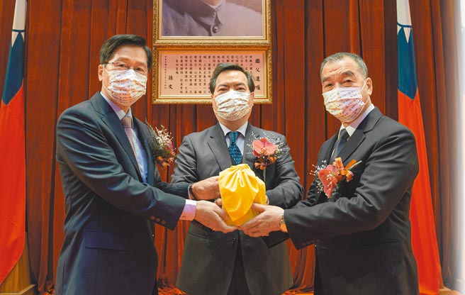 國防部長交接典禮23日在博愛營區舉行，政務委員羅秉成（中）代表行政院院長蘇貞昌主持，右為新任國防部長邱國正，左為前部長嚴德發。（軍聞社）