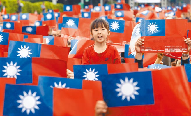 国民党青年部分析政大选研中心执行的「台湾选举与民主化调查」（TEDS）显示，2018至2020年青年族群的统独倾向变化大，偏独比例为2成到6成，至2020选后半年偏独比例大幅减少2成；去年9月，主张维持现状高达53.6%，超越偏独的41.2%。（本报资料照片）