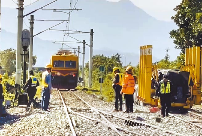 台铁海端站发生工安意外，3名工人遭电力维修车撞击，造成2死1伤。（民眾提供／庄哲权台东传真）