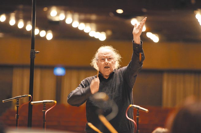 高龄85岁的以色列指挥大师殷巴尔再次来台，隔离出关和北市交一起排练贝多芬第六号、第七号交响曲。（台北市立交响乐团提供）