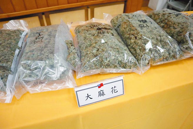 嫌犯将制造完成的大麻花装罐，交给上游金主贩卖，得手近百万元。（张毓翎摄）