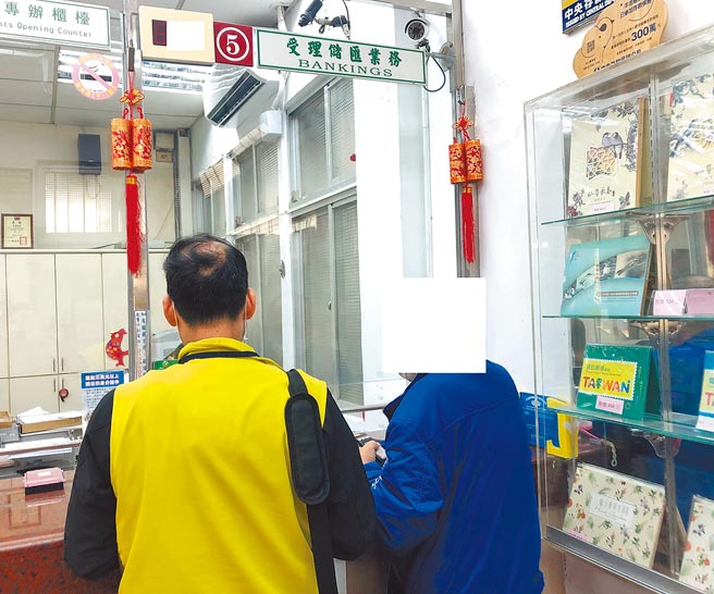 新北市林姓男子違反規定，林父（右）偕同行政執行署執行人員繳清罰鍰。（行政執行署宜蘭分署提供／李忠一宜蘭傳真）