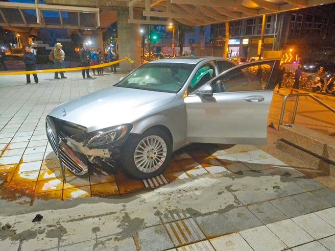 台北市交通局發送宣導品鼓勵高齡長者繳回駕照，遭議員炮轟消極。圖為前年1名93歲駕駛疑誤踩油門衝上台北捷運唭哩岸站。（警方提供／張立勳台北傳真）