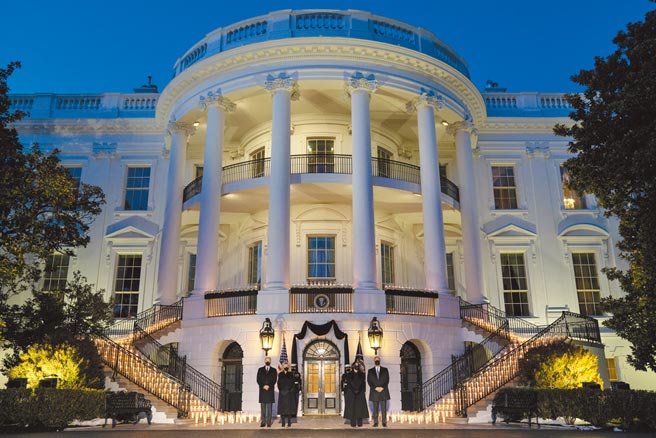 美国新冠肺炎死亡人数突破50万大关，美国总统拜登22日晚与第一夫人吉儿、副总统贺锦丽和夫婿任德龙参加白宫烛光悼念仪式。（美联社）