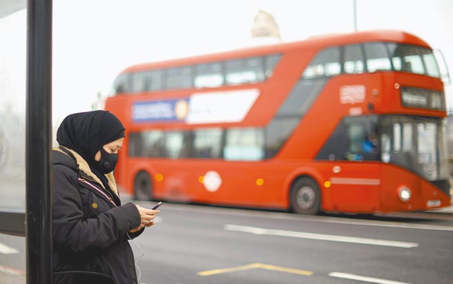 英国针对疫情封城措施逐渐见到成效，首相强森22日在下议院公布英格兰地区解封路线图，宣布四阶段逐步「解封」计画，希望最快在今年6月21日之前能完全解除防疫措施。（路透）