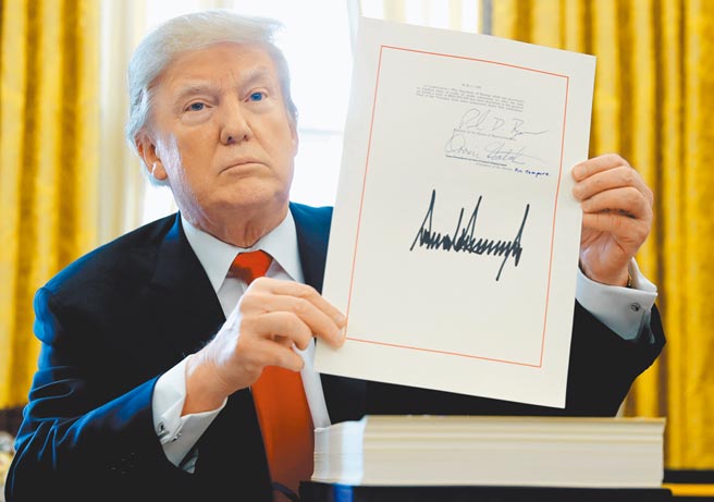 美國前總統川普在法律戰上遭遇重大挫敗，不但8宗上訴選舉舞弊的訴訟遭最高法院全部駁回，最高法院還拒絕了川普提出的豁免公開繳稅要求，為紐約檢察官調查大開綠燈。（路透）