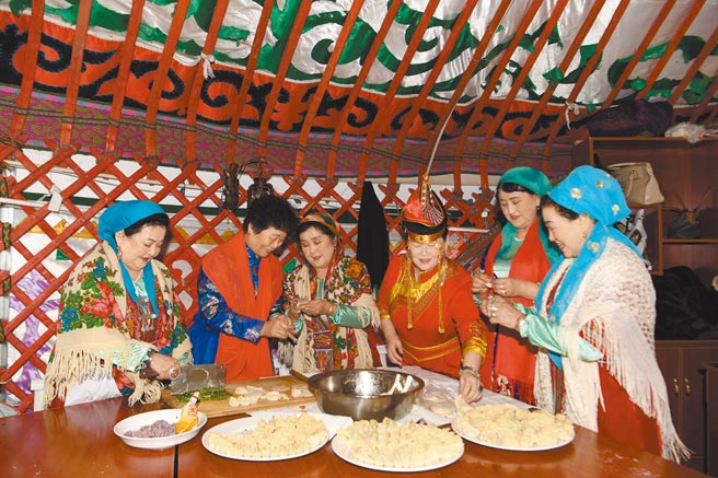 加拿大国会以226比0票通过议案，指控中国在新疆实施种族灭绝。图为新疆塔城托里县的哈萨克毡房民宿。（新华社）