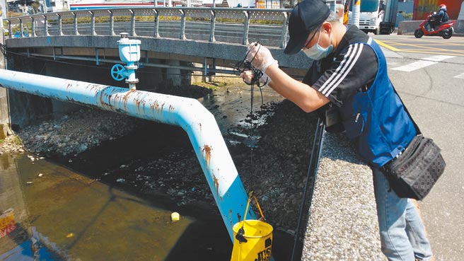 五股坑溪飘油，新北市环保局循线查出是调理包业者惹祸。（新北市环保局提供／叶德正新北传真）