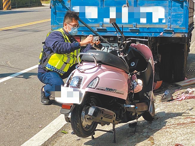 戴姓女子载着次子与三子前往復健、上学，未料路上发生车祸，导致2死1伤，警察于现场调查。（庄旻静摄）