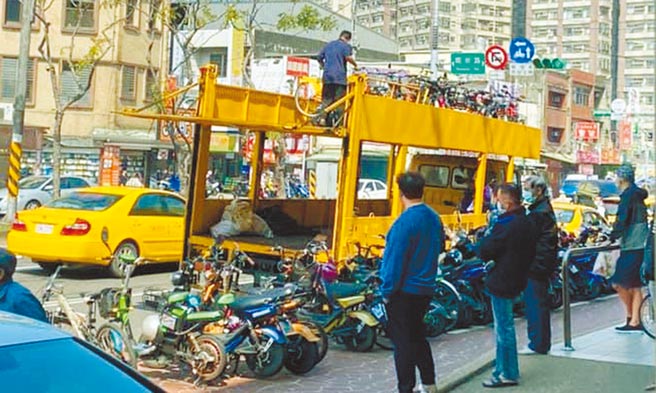 有民眾在南崁地区看见违停电动自行车遭拖吊，引起迴响希望政府加强取缔。（翻摄照片／吕筱蝉桃园传真）