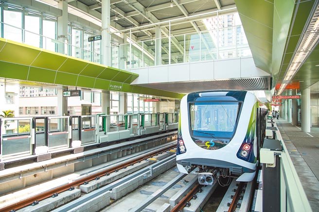 台中市府本周将举行捷运故障审查委员会审查，中捷表示，若委员会审查通过，就会规画恢復载客的时间报市府决定。（卢金足摄）