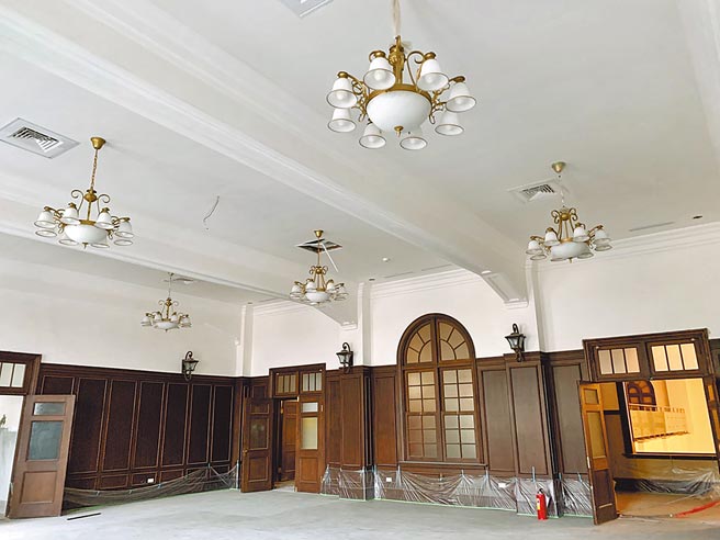 台南火车站前站2楼原为铁道饭店，1965年歇业后关闭至今，虽重启开放时间未定，但内部已大致整修完毕，并保留过去华丽风格。（李宜杰摄）