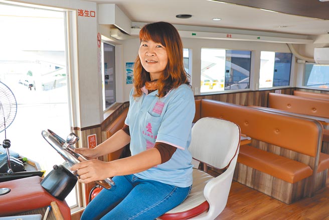 黄淑珍有25年以上开船经验。（刘秀芬摄）