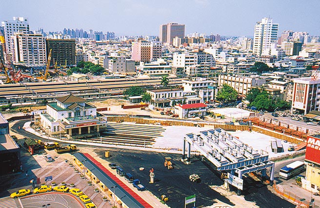 中博高架桥拆迁，原帝冠式老车站改设的愿景管将搬回原处，预计提前于今年8月开始迁移。照片中是老车站迁移的原址，右下钢骨是中博高架桥的地方。（高雄市政府提供／林宏聪高雄传真）