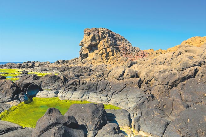 澎湖网红新秘境，西屿海滨海蚀平台「学仔尾」形似埃及人面狮身像。（杨建业提供／陈可文澎湖传真）