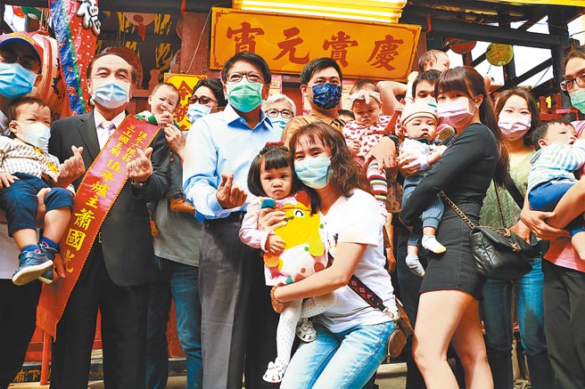 佳冬六根庄每年农历正月12日都会遵循古礼搭福厂、做福拜新丁（男婴），至今已有144年歷史，而今年特别纳入女婴「迎新枝」，在传承中落实两性平权的普世价值。（谢佳潾摄）