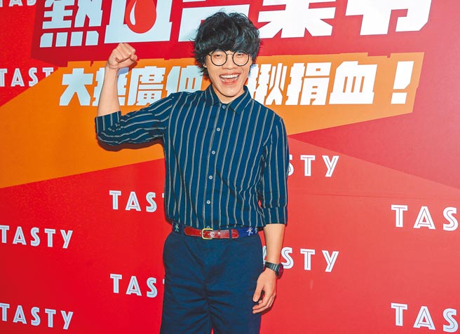 卢广仲昨出席公益活动，现场挽起衣袖捐血。（粘耿豪摄）