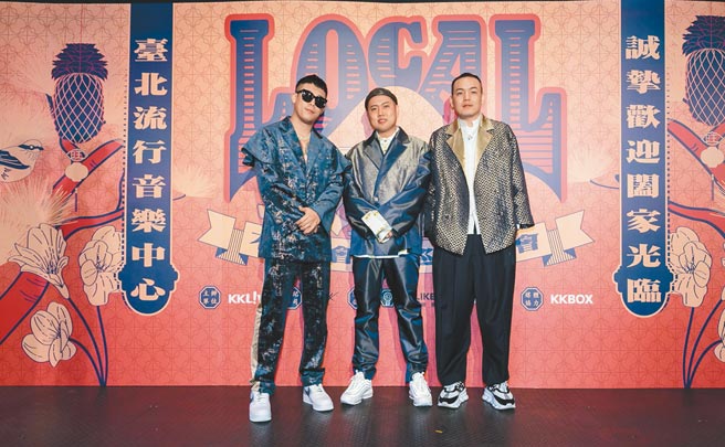 玖壹壹健志（左起）、洋蔥、春風昨為開賣記者會造勢，同時宣布新專輯《LOCAL》銷售成績亮眼。（混血兒娛樂提供）