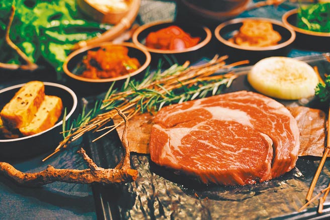 远百信义A13全台独家顶级韩食烧肉餐酒全新品牌「虎三同」，今全新登场。（远百提供）