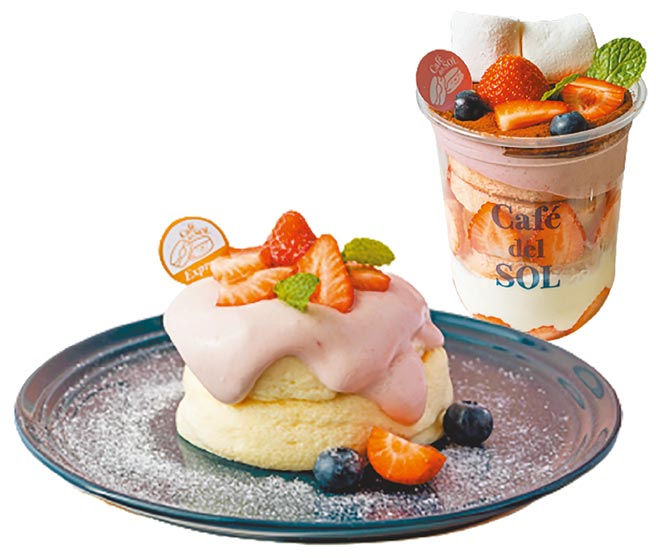 板桥大远百Cafe del SOL板大限定樱桃草莓舒芙蕾松饼，每份200元、缤纷莓果杯加购价149元。（远百提供）