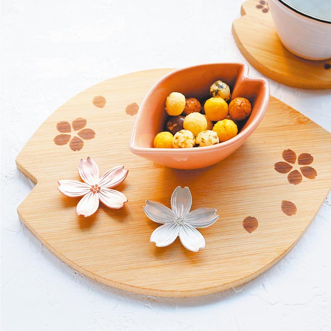 NATURAL KITCHEN筷架（粉、银）、造型碗，各50元。（NATURAL KITCHEN提供）