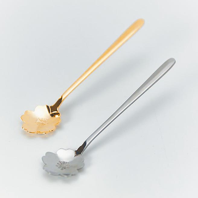 NATURAL KITCHEN樱花茶匙（银、金），各50元。（NATURAL KITCHEN提供）