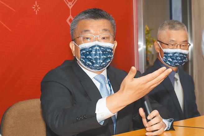 中职23日举行新春团拜，会长蔡其昌（左）说明新球季各项规画。（中央社）