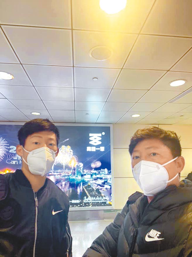 曾俊欣（左）前往塞爾維亞練球時因為簽證溝通問題，經歷被海關留置24小時的驚魂記。（曾育德提供）