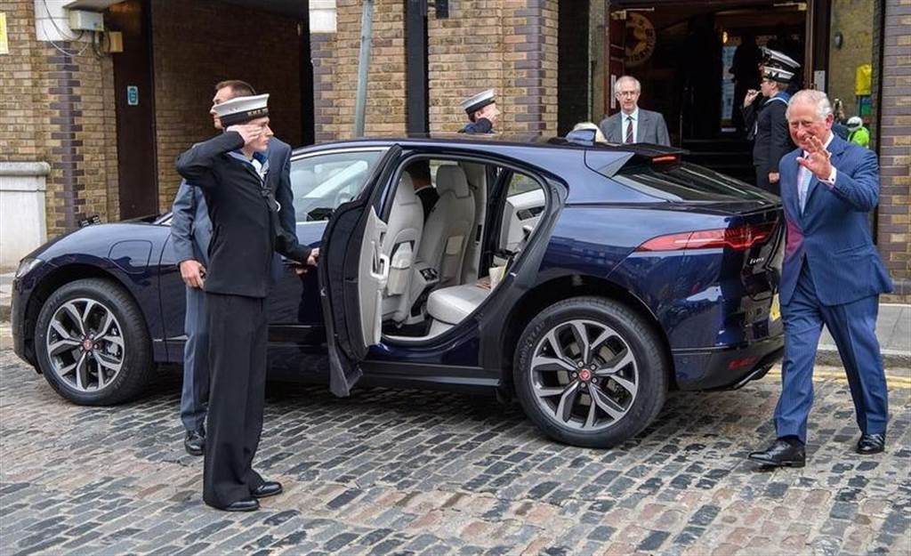 英國查爾斯王子入主 Model S，正式成為你的特斯拉車友 (但仍是舊款的)