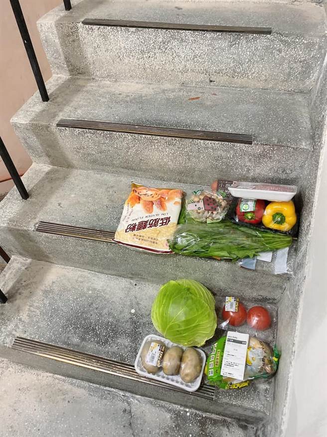 一位女性民眾近日透過外送購買全聯的生鮮食，商品送達後，她驚呼，「是在賣菜的概念嗎？」(摘自爆廢公社二館)