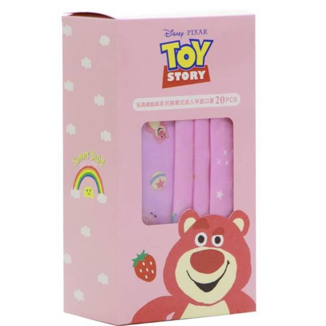 虾皮购物的Grace gift Holic 迪士尼玩总熊抱哥抛弃式成人盒装平面口罩（莱洁制造），原价699元，优惠价499元。（虾皮购物提供）