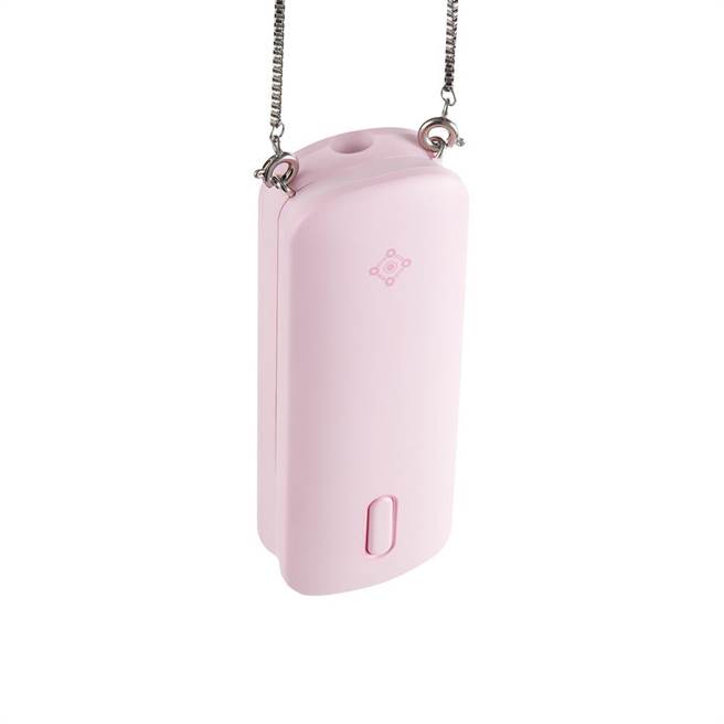 PChome 24h购物的InfoThink随身项炼负离子空气清净机，原价2980元，3月15日前特价2480元。（PChome 24h购物提供）