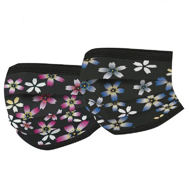 乐天市场的吃货女王严选MIT双钢印成人医用口罩—春季限定樱花系列，289元起。（乐天市场提供）