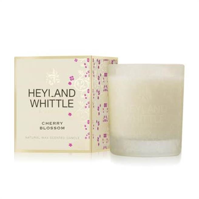 远传friDay购物的H&amp;W英伦薇朵樱花香氛烛 230g，原价1750元，特价1400元。（远传friDay购物提供）