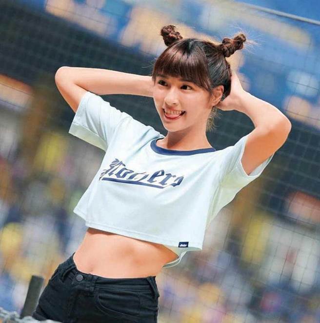 青春又有活力的峮峮，深获许多球迷、粉丝喜爱。（图／翻摄自峮峮IG）