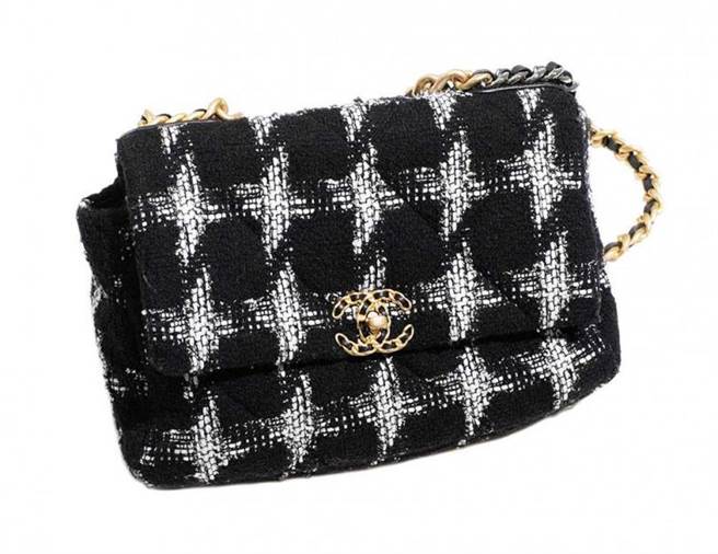 CHANEL 19千鸟格纹包／约150,000元（图／庄立人摄）