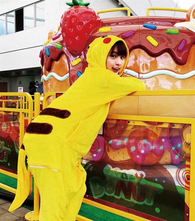 除了家中装潢成「黄色空间」，峮峮也在IG上分享穿着皮卡丘布偶装的照片。峮峮近来偏好实用性高的周边商品，包括皮卡丘靠枕。（图／翻摄自峮峮IG）