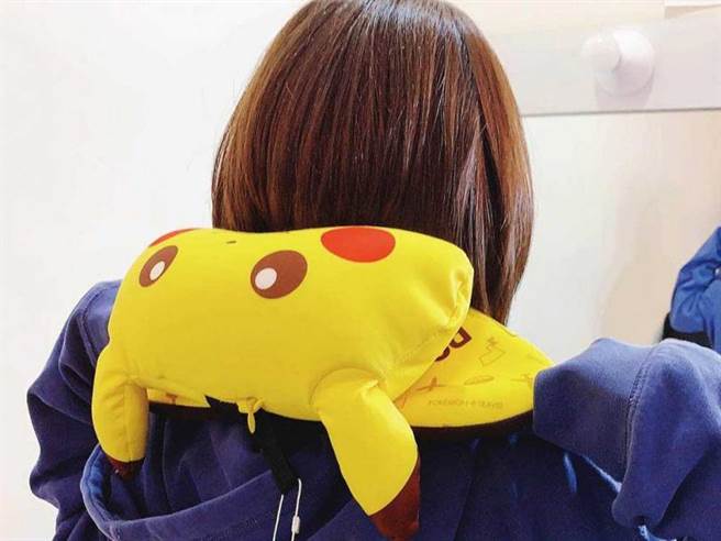 峮峮近来偏好实用性高的周边商品，包括皮卡丘靠枕。（图／翻摄自峮峮IG）