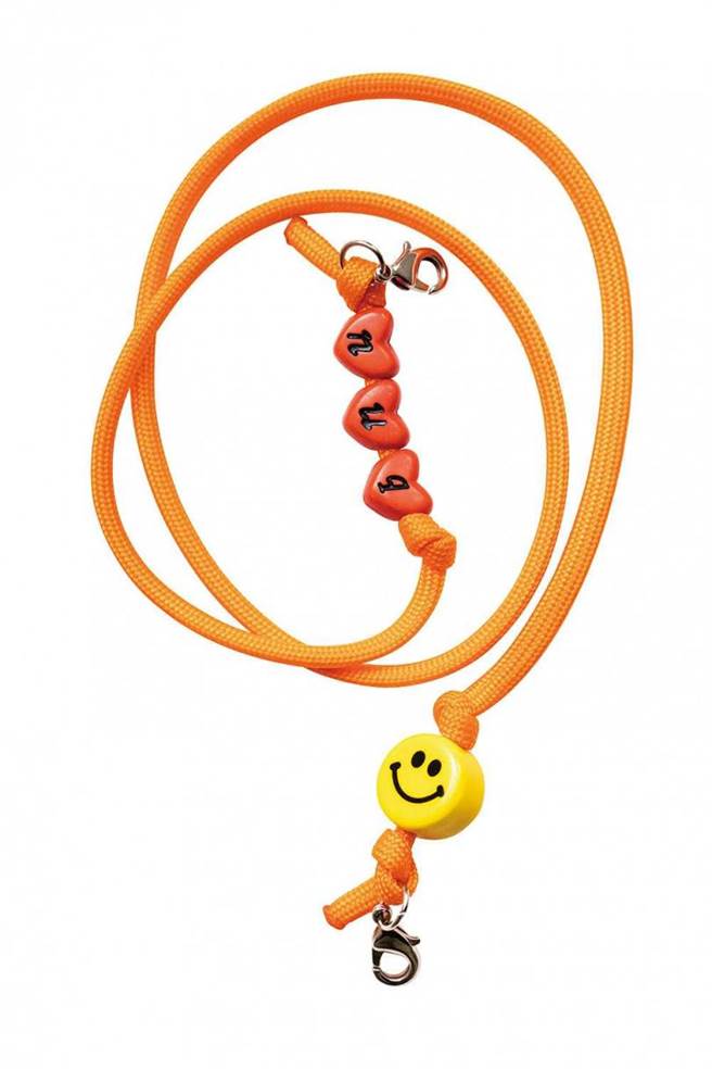 口罩炼（朋友手作礼物）（图／庄立人摄）