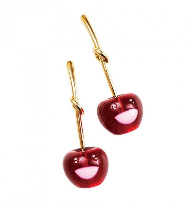 村上隆 × Liquem樱桃耳环（粉丝赠送）（图／庄立人摄）