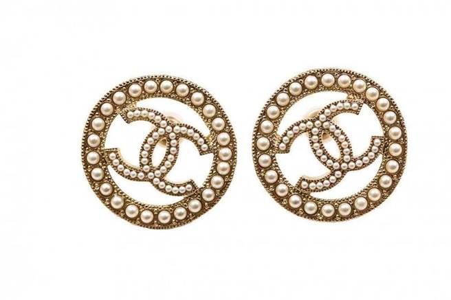 CHANEL圆形珍珠耳环／12,000元（图／庄立人摄）