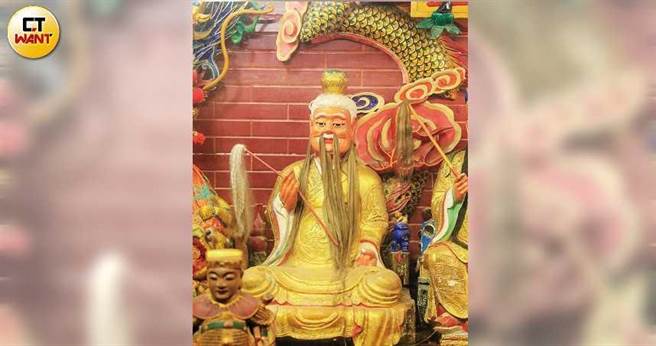 大稻埕延平宫内供奉的太上老君，据说神像鬍子随着时间慢慢变长，庙方将此视为神迹。（图／马景平摄）