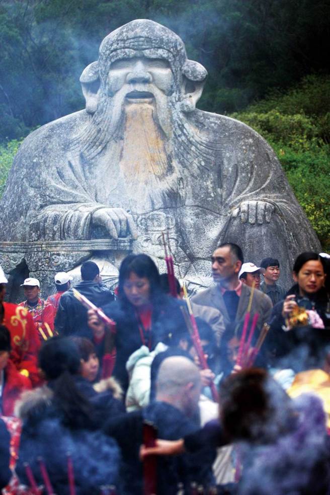 老子诞辰2577岁诞辰纪念日时，福建省清源山老君岩举行盛大的庆典活动，许多民眾前来参拜。（图／报系资料库）