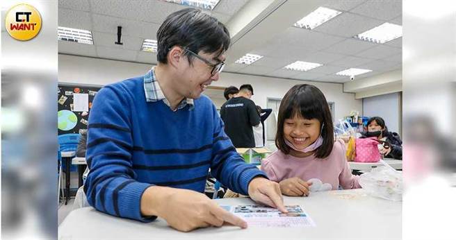 嘉义「道上教会」课辅老师黄俊育毕业于成大医学系，但为了教育理想放弃医生工作，期盼透过教育栽下改变的种子，协助学生找到人生方向。（图／马景平摄）