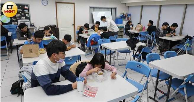 道上教会开创免费一对一课辅班，让高中生志工带领国中小的「弟弟妹妹」，彼此教学相长，提供单亲或隔代教养的弱势孩子学习空间。（图／马景平摄）