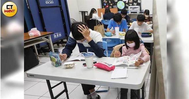 道上教会开创免费课辅班，採一对一志工教学制，提供单亲或隔代教养的弱势孩子学习空间。（图／马景平摄）