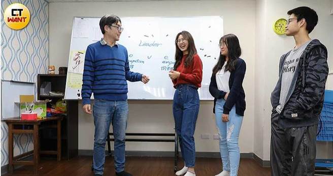 黄俊育不亲自教书，他负责培训青少年志工成为老师，由高中生照顾国中小的「弟弟妹妹」，彼此教学相长。（图／马景平摄）