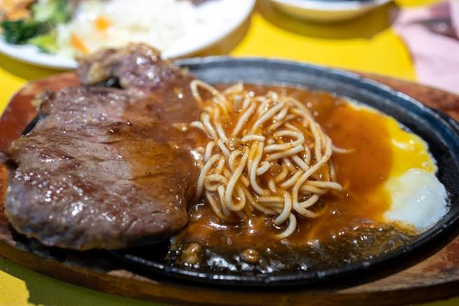 爱吃半熟蛋、微带血的肉？ 小心沙门氏菌！「1动作」阻断感染途径。(示意图/常春月刊提供)