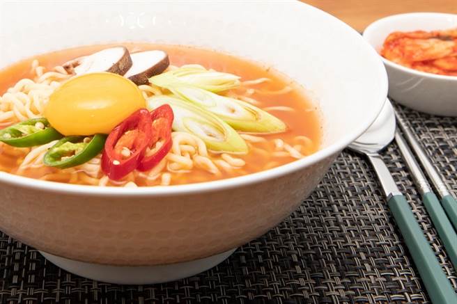 爱吃半生不熟食物，易酿细菌肠胃感染，幼儿尤其不宜。(示意图/常春月刊提供)