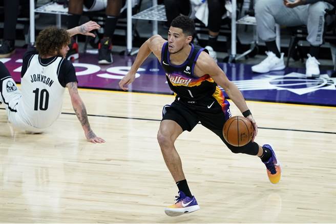 太阳后卫戴文布克将取代安东尼戴维斯在今年全明星赛替补位置。(美联社)